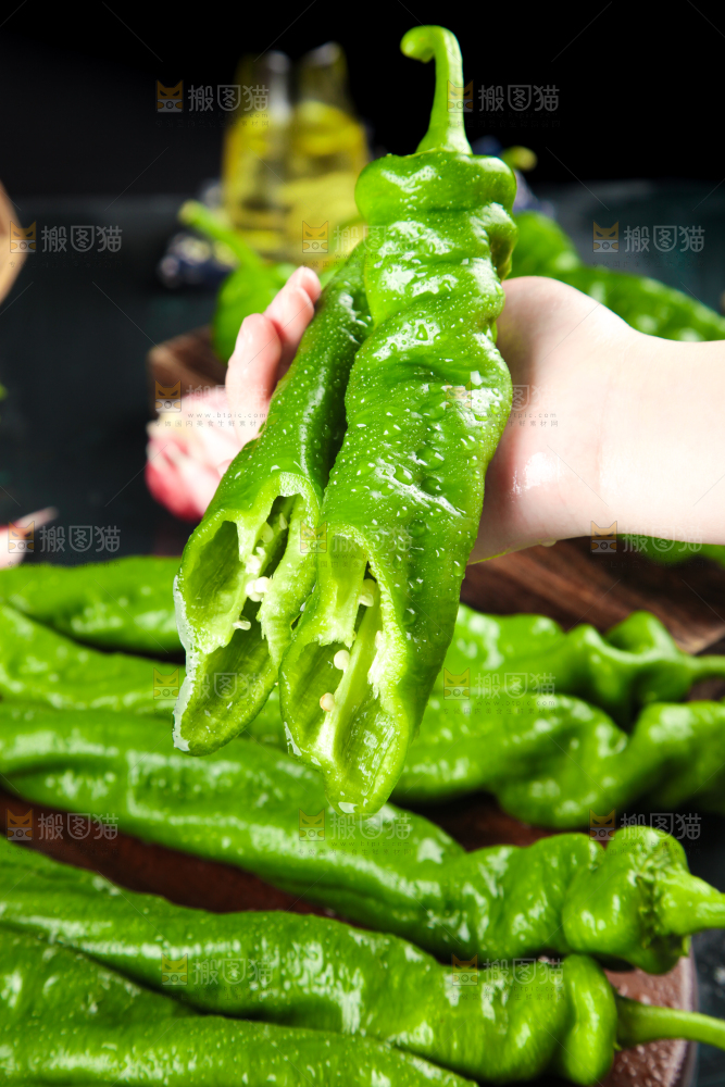 手里拿着新鲜螺丝椒