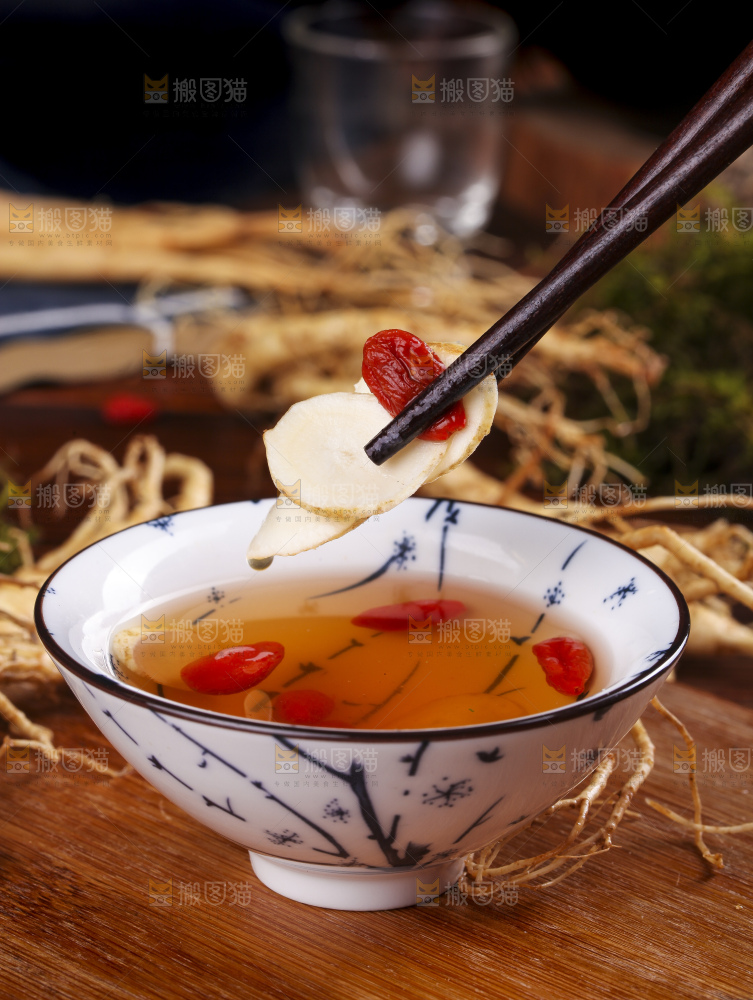 木底上放着一碗人参茶