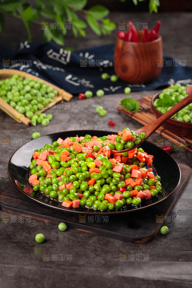 盘子里装着豌豆炒火腿肠