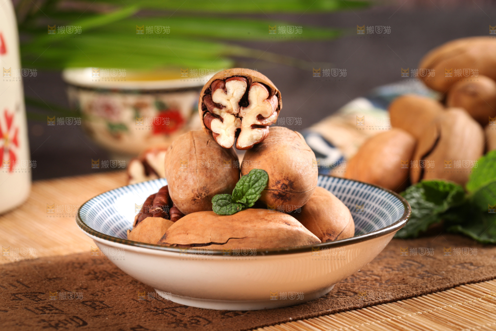 木底上放着一碟长寿果