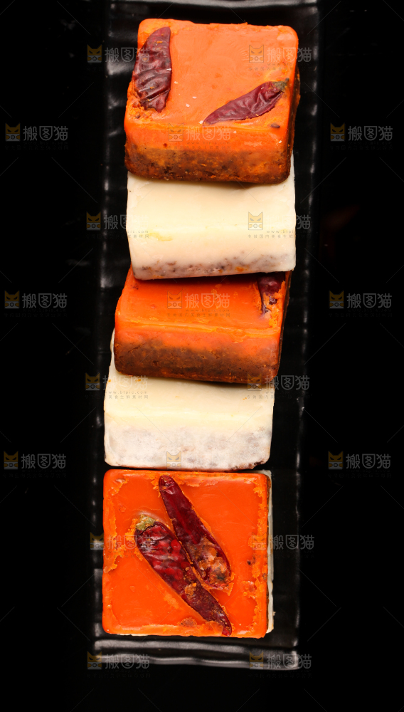一盘鸳鸯火锅底料放在黑底上