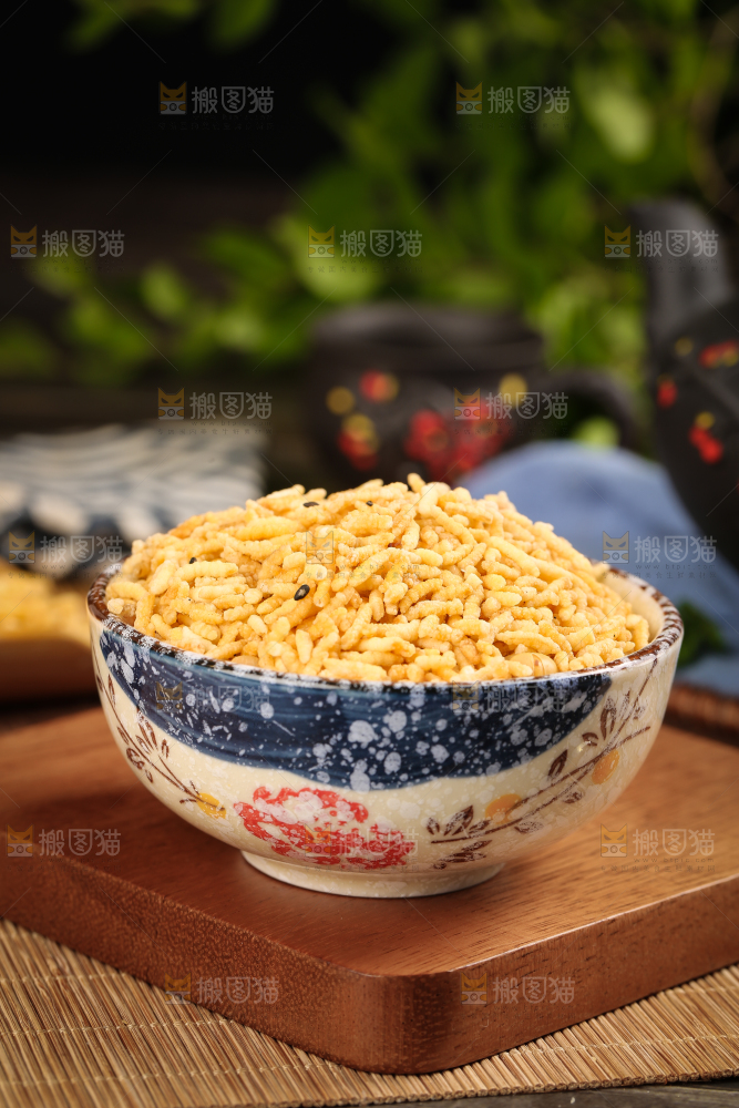 碗里装着香脆炒米