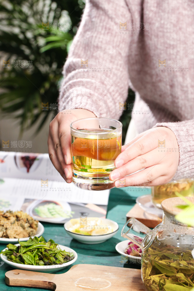 杯子里泡着绿茶