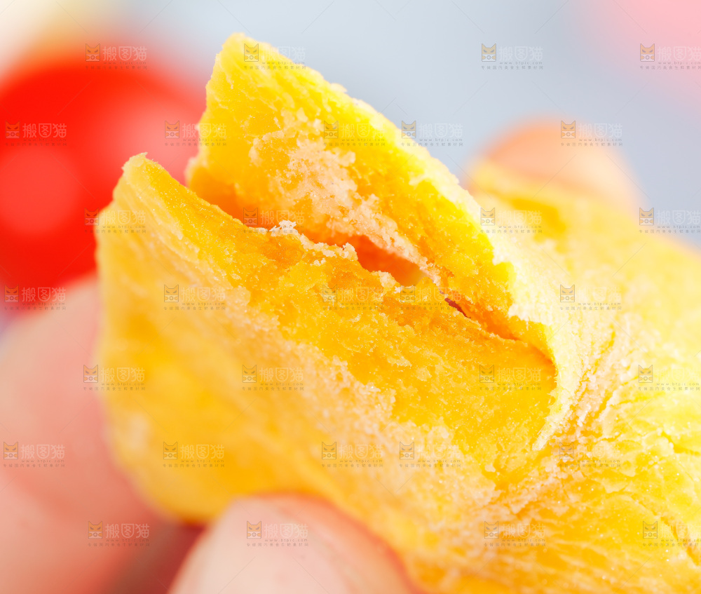 手拿芒果干