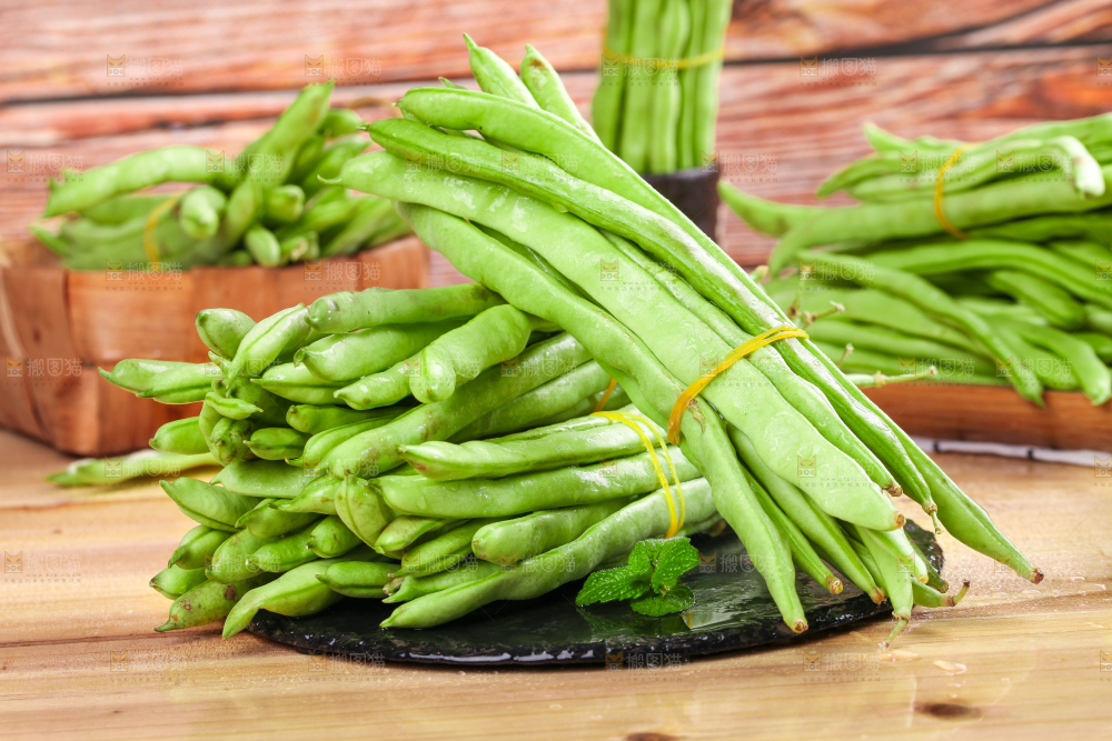 木板上放着青四季豆