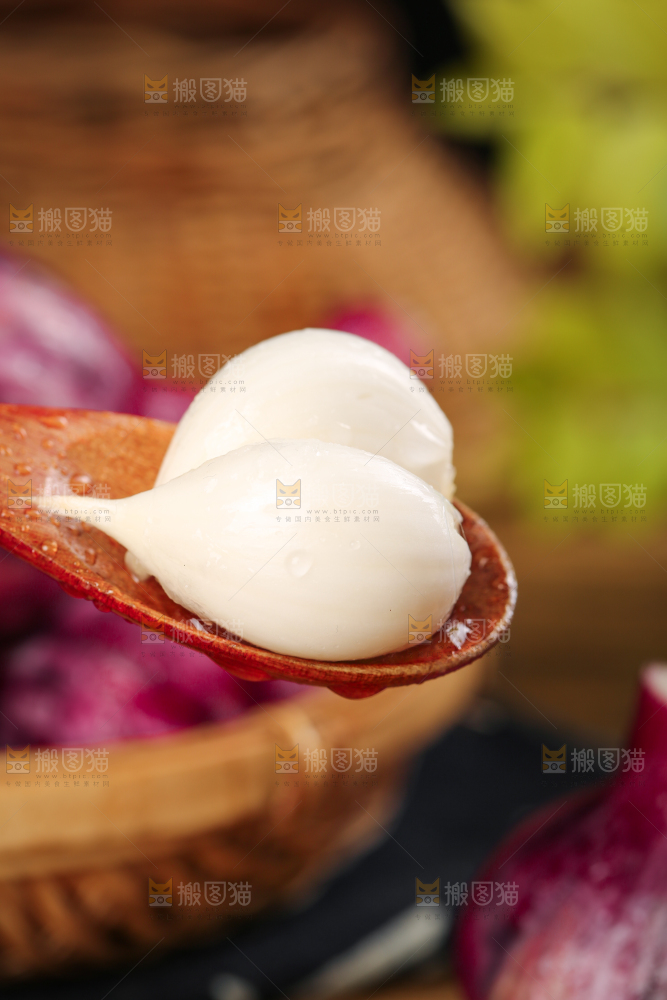 木板上上放着蒜瓣