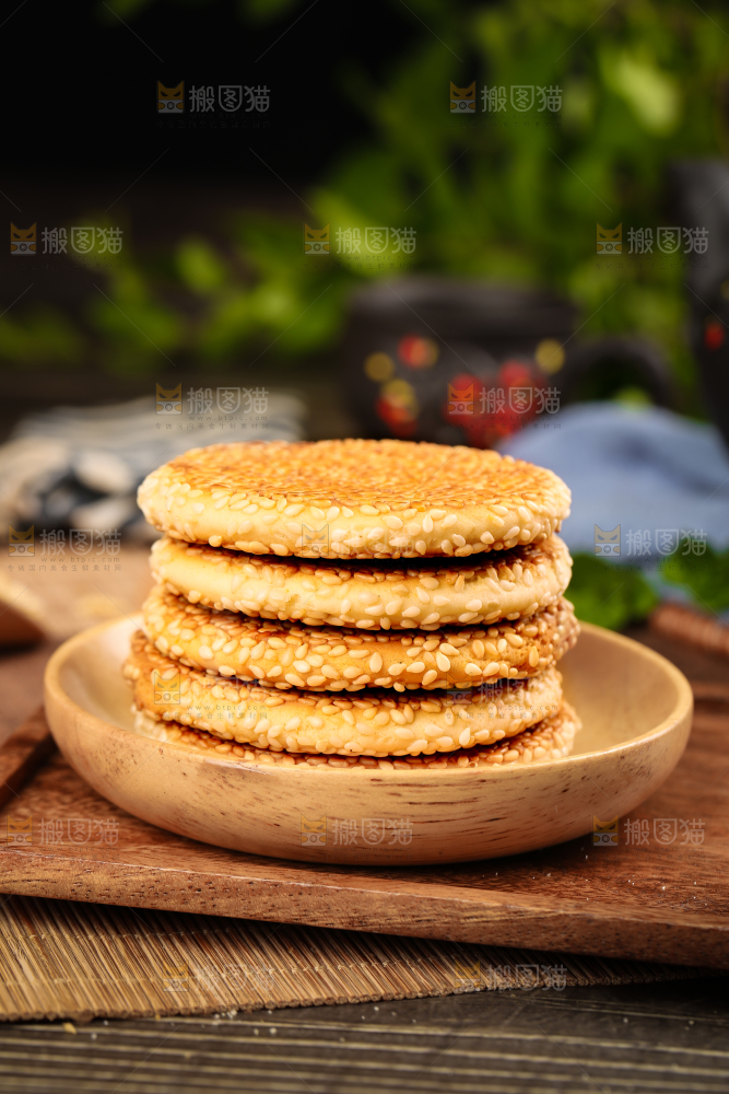 木板上放着黄石港饼