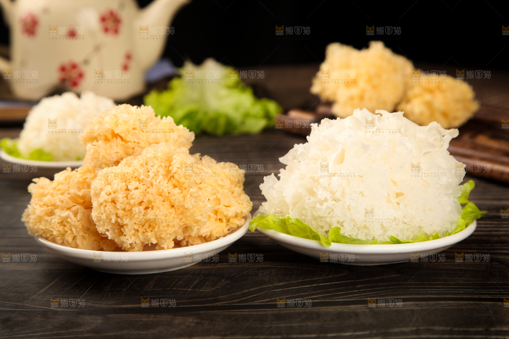 一盘糯银耳放在木底上