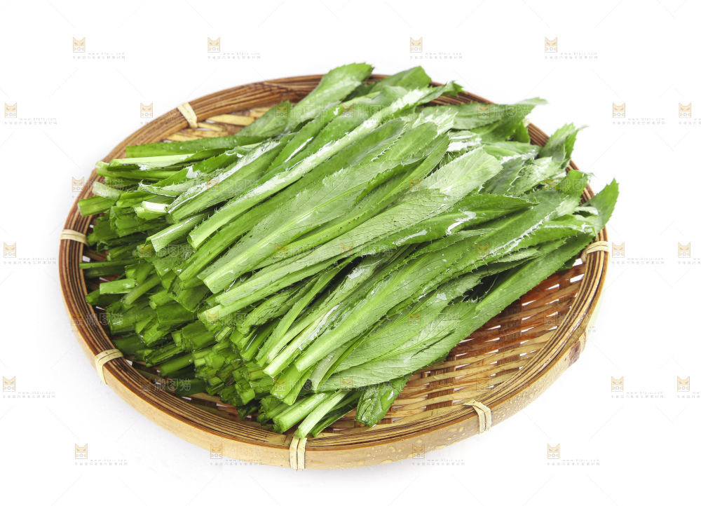 一盘切开的刺香菜放在白底上