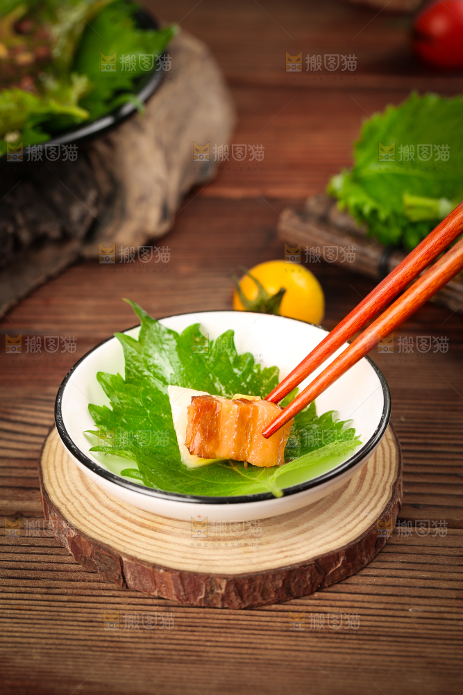 筷子夹着紫苏叶