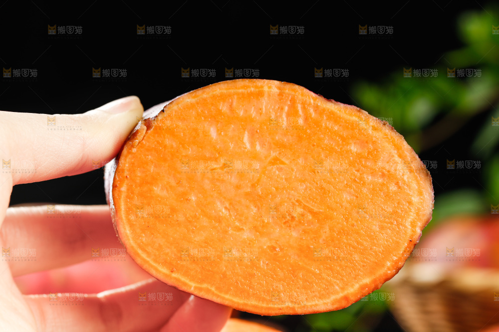 手里拿着新鲜蜜薯