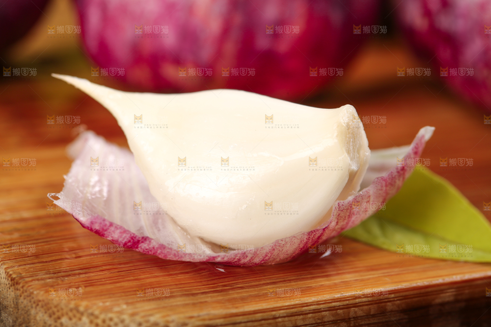 木板上上放着蒜瓣