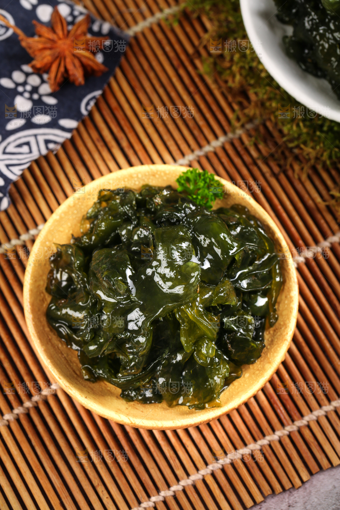 竹底上放着野生地皮菜