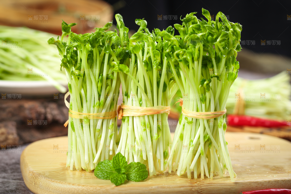 木板上放着豌豆芽