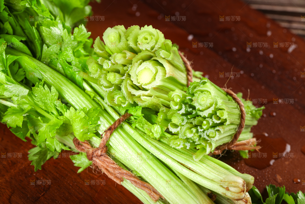 木底上放着切开的新鲜山芹菜