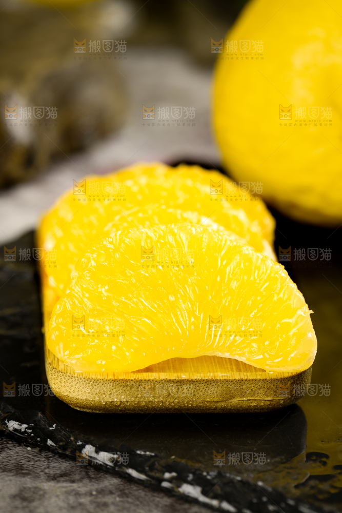 黑石板上放着四川柠檬不知火