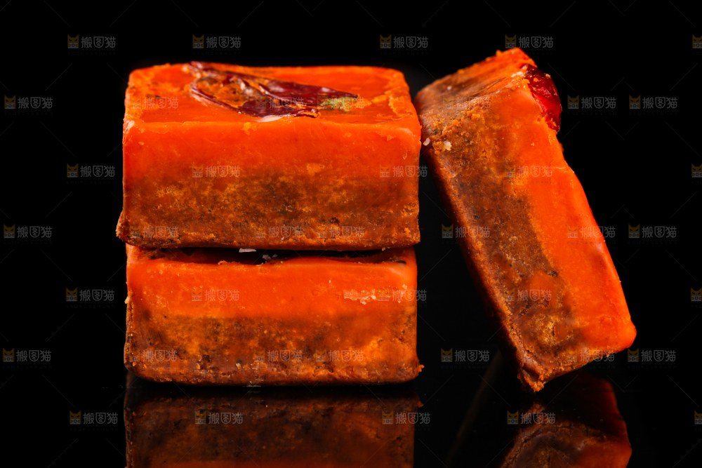 黑底上的麻辣火锅料