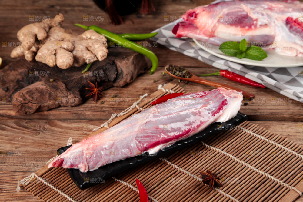 竹底上的贵州土黄牛肉