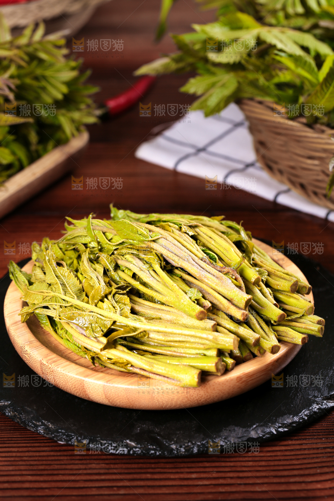 黑石板上放着一盘红香椿