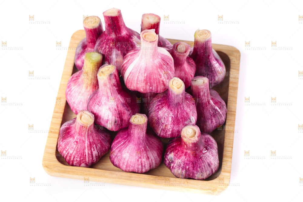 盘子里装着紫皮多重蒜