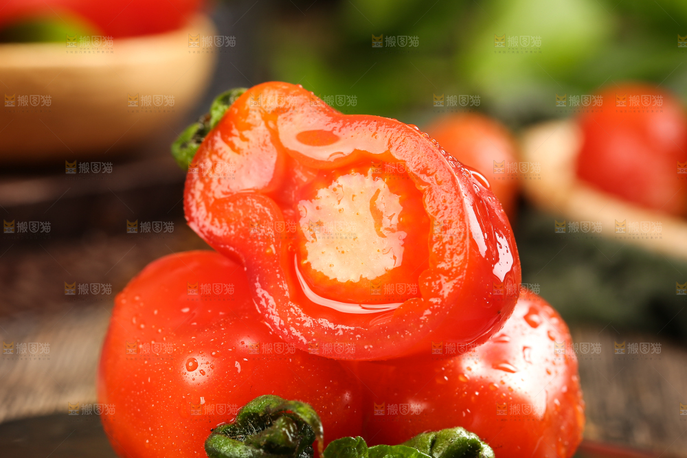 盘子里装着新鲜409小柿子