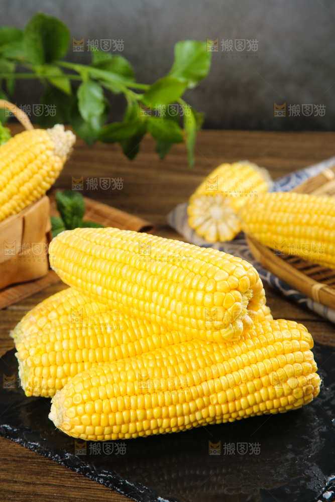 黑石板上的新鲜玉米