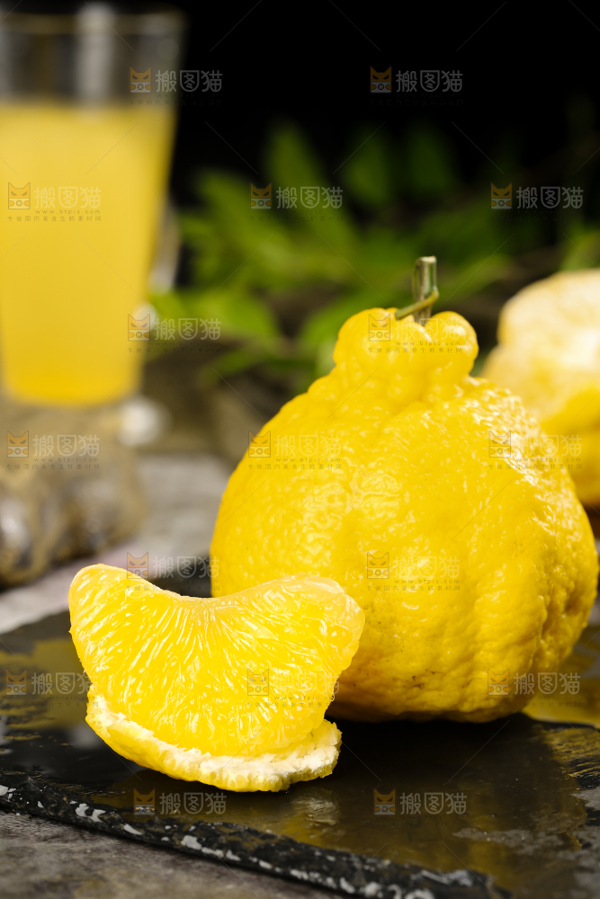 黑石板上放着四川柠檬不知火