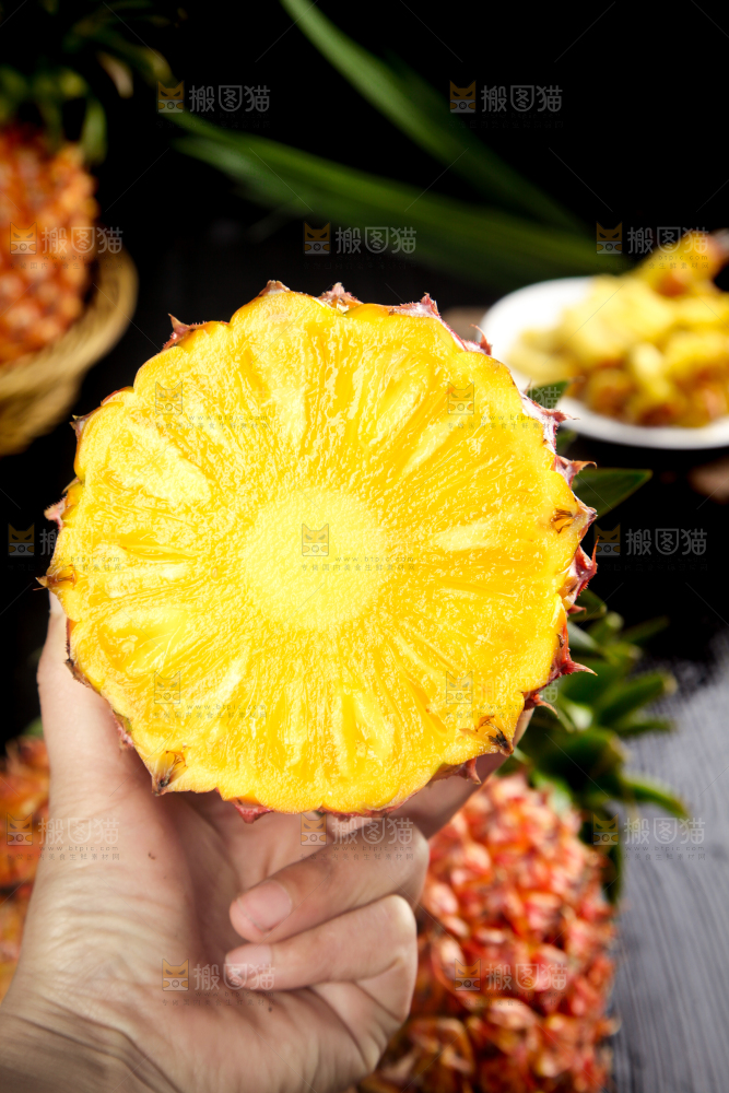 手里拿着新鲜凤梨
