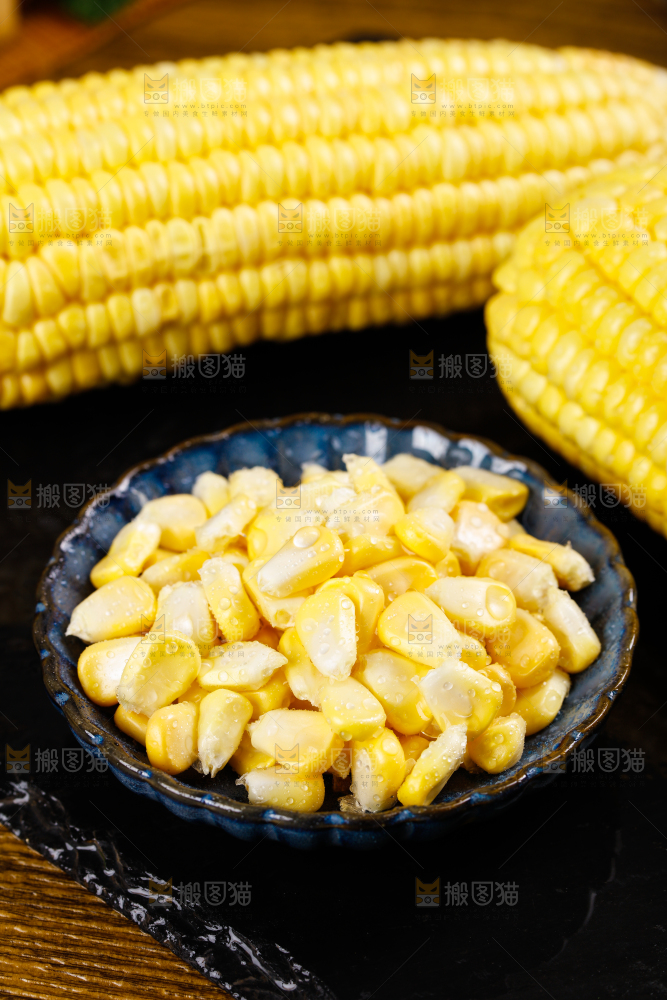 深底上放着玉米粒
