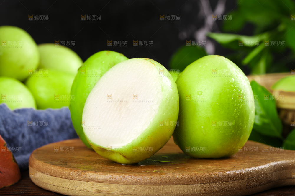 木板上放着新鲜牛奶枣