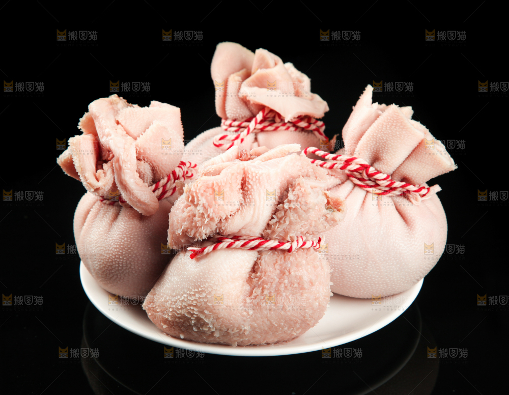 一盘羊肚肉放在黑底上