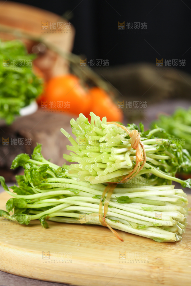 木板上放着豆苗菜