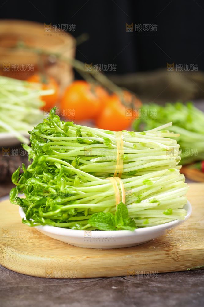 木板上放着豌豆芽