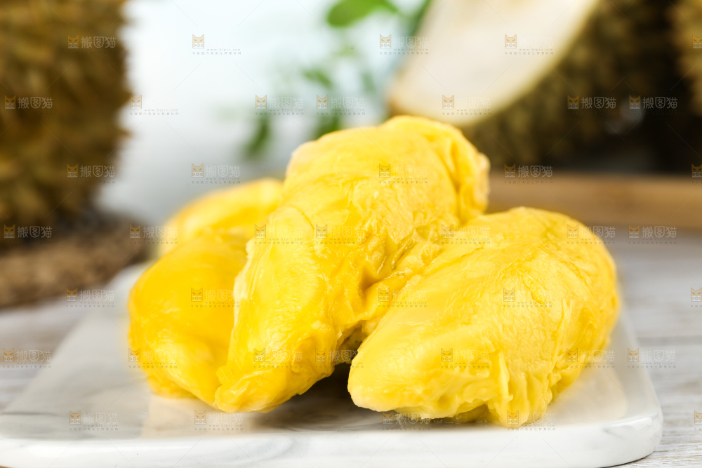 石板上放着新鲜榴莲果肉