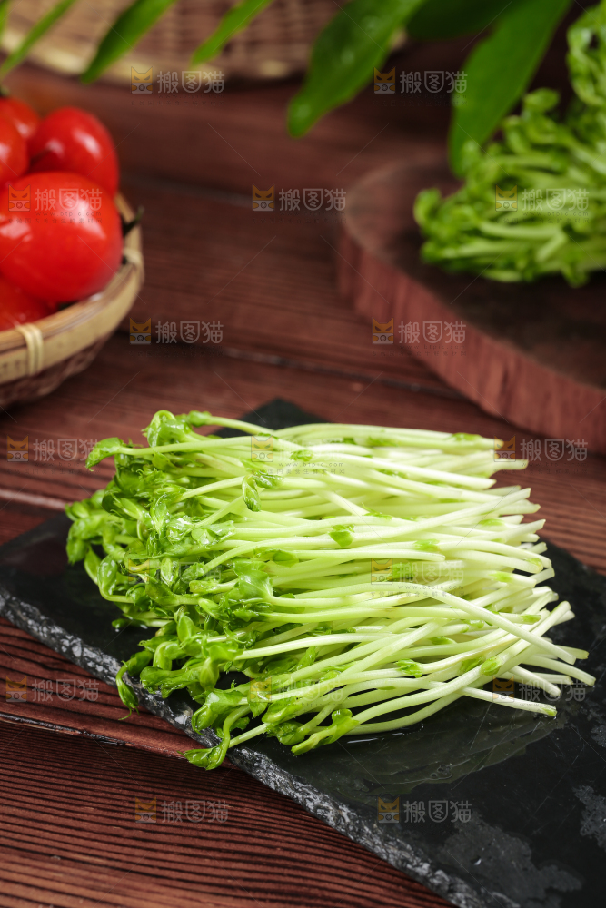 黑石板上的豌豆芽苗菜