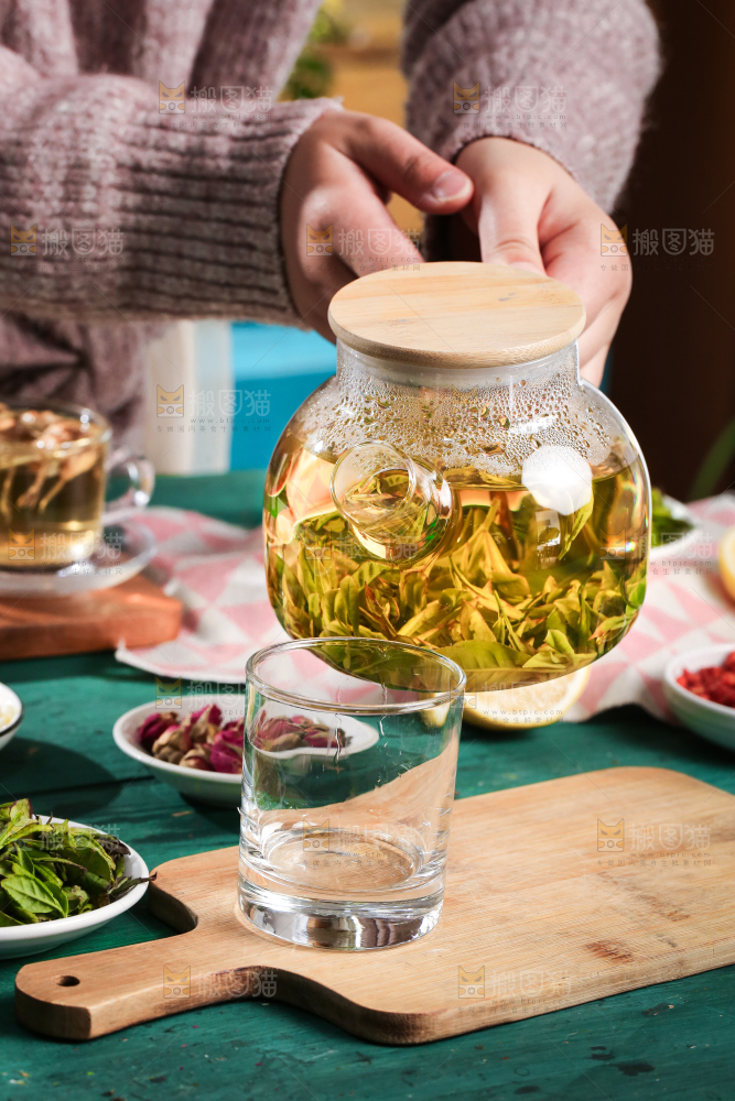 杯子里泡着绿茶