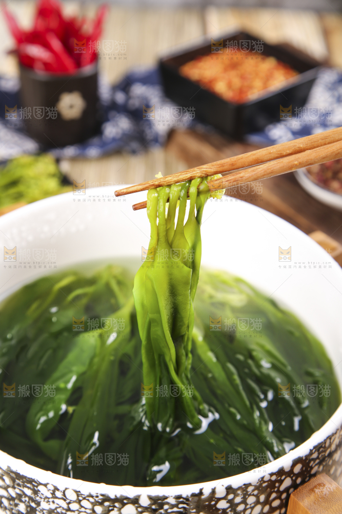 筷子上夹着小海带芽