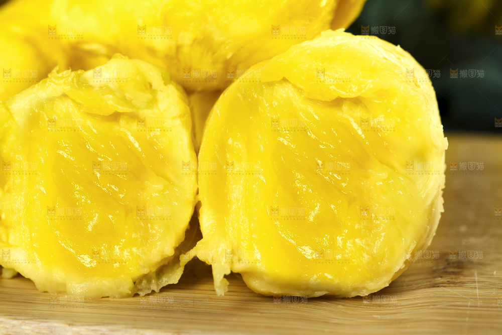 木板上放着榴莲果肉