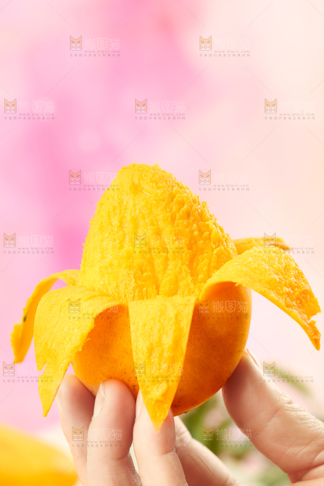 手拿剥皮的小台芒
