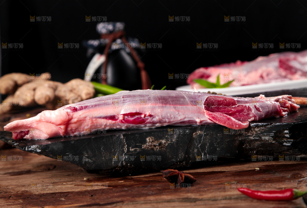 黑石板上的草原散养牛腿肉