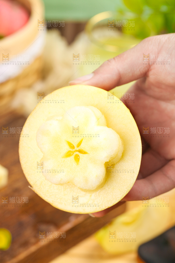 手里拿着新鲜苹果