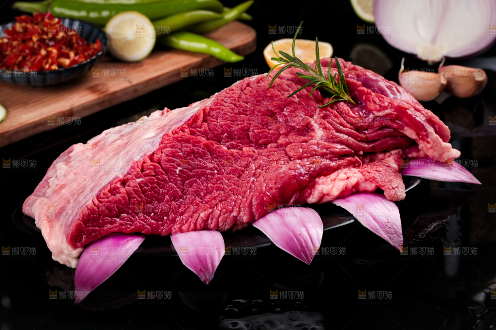 盘子里装着牛腿肉