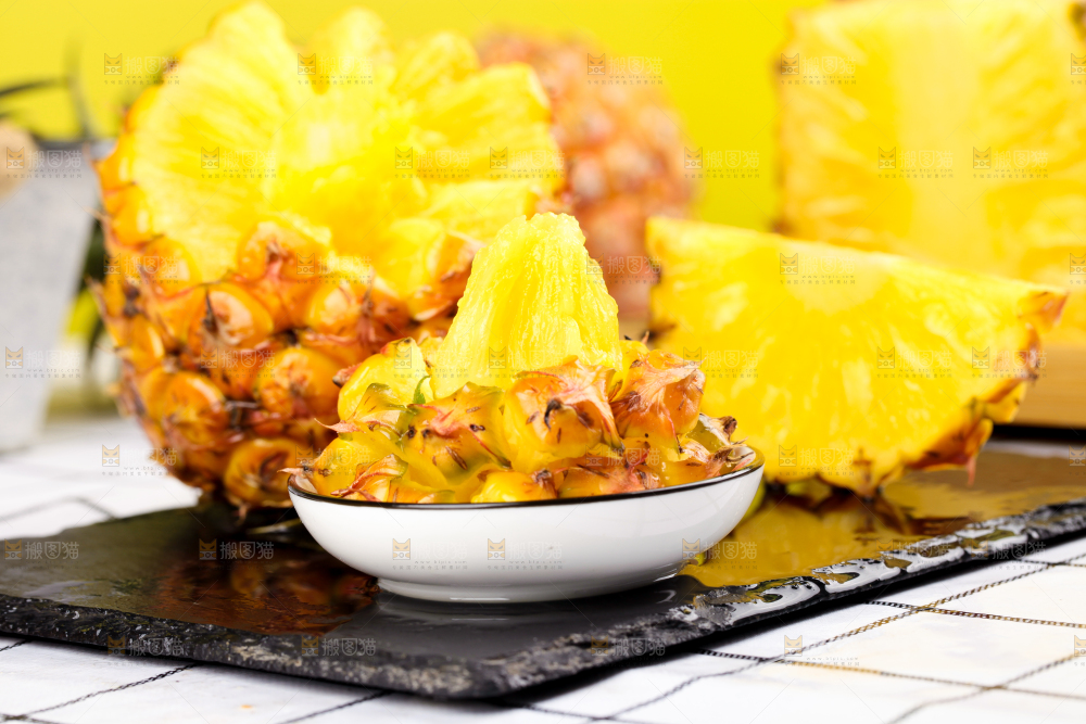 碟子里放着凤梨果肉