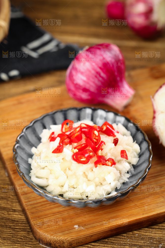 碗里装着辣椒拌蒜泥