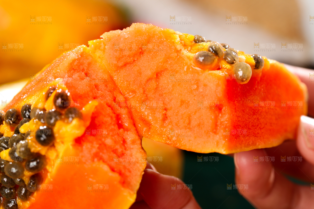 手里拿着新鲜木瓜