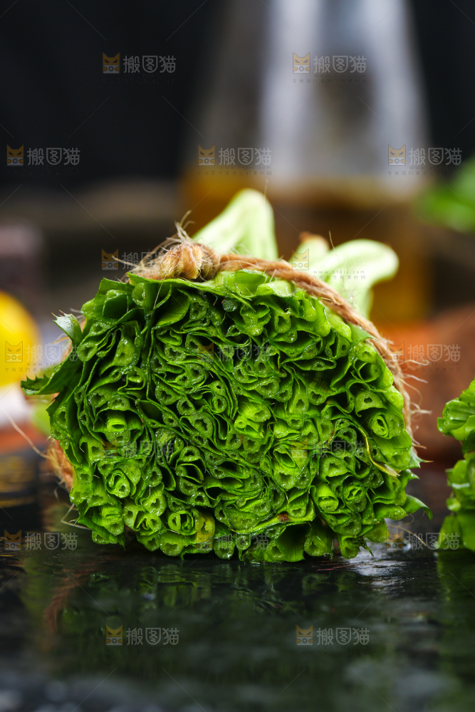 黑石板上放着切开的云南大香菜