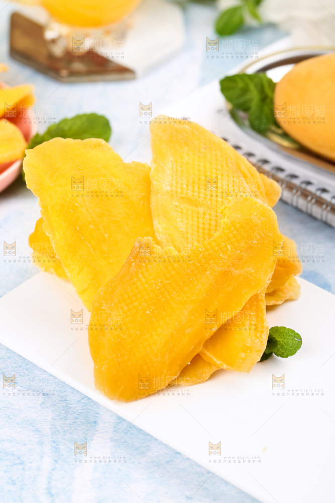 盘子里的干芒果片