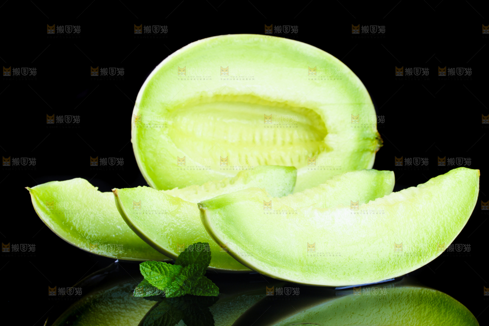 深底上放着切开的冰淇凌玉菇甜瓜