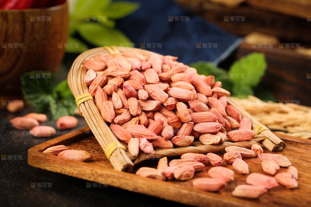 木板上放着小瘪子花生米