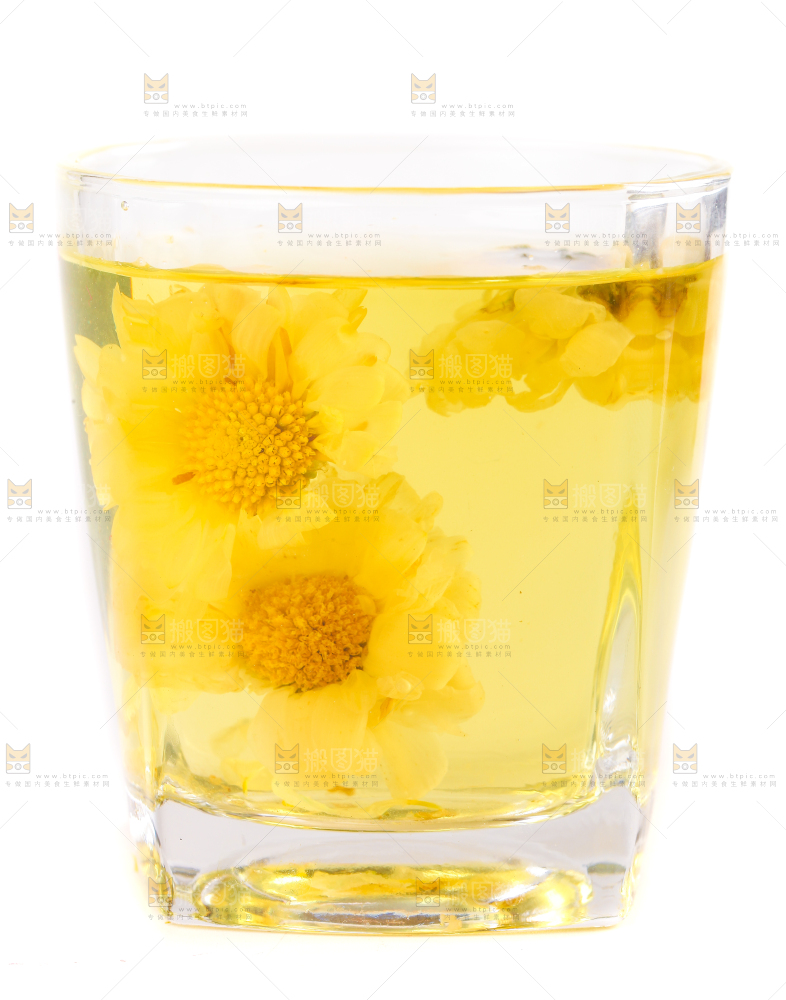 白底上放着一杯菊花茶